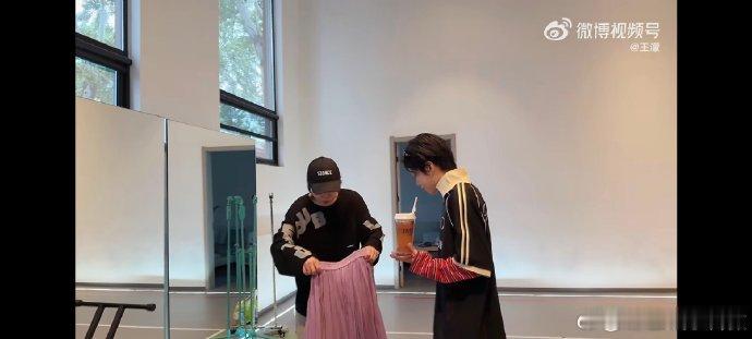 全网等王濛给刘雨昕交作业 画风突变，上课的变成催作业的，濛主快交出惊艳舞台，刘姐