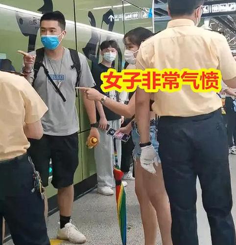 近日，一女子气愤地在网上爆料，称自己正常穿搭出门买菜，结果被两名陌生男子盯着胸口