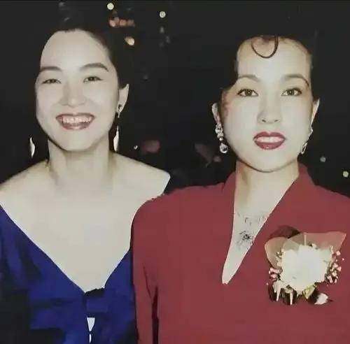 林青霞和刘晓庆气质看着很相似，但是眼神却完全不一样。

林青霞当时35岁，出名的