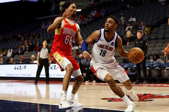 布鲁克林篮网与马拉基·史密斯签下了一份10天短期合同。
本赛季，史密斯在长岛篮网