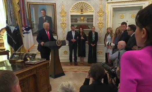 特朗普声称伊朗送给他一份礼物：“他们送了我们一份礼物，礼物今天到了。这是一份非常