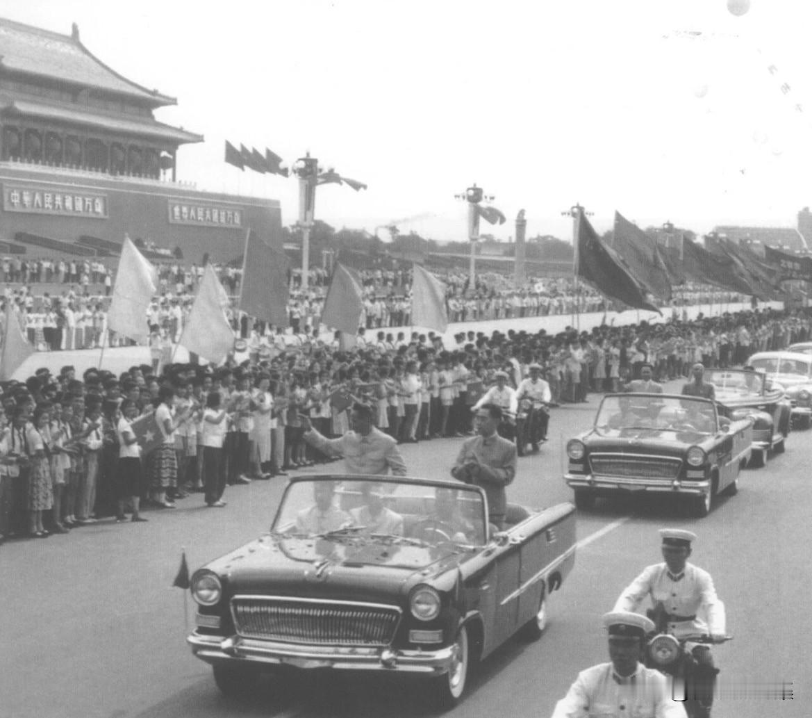 1961年6月12日上午，越南民主共和国政府总理范文同率领的越南政府代表团抵达北