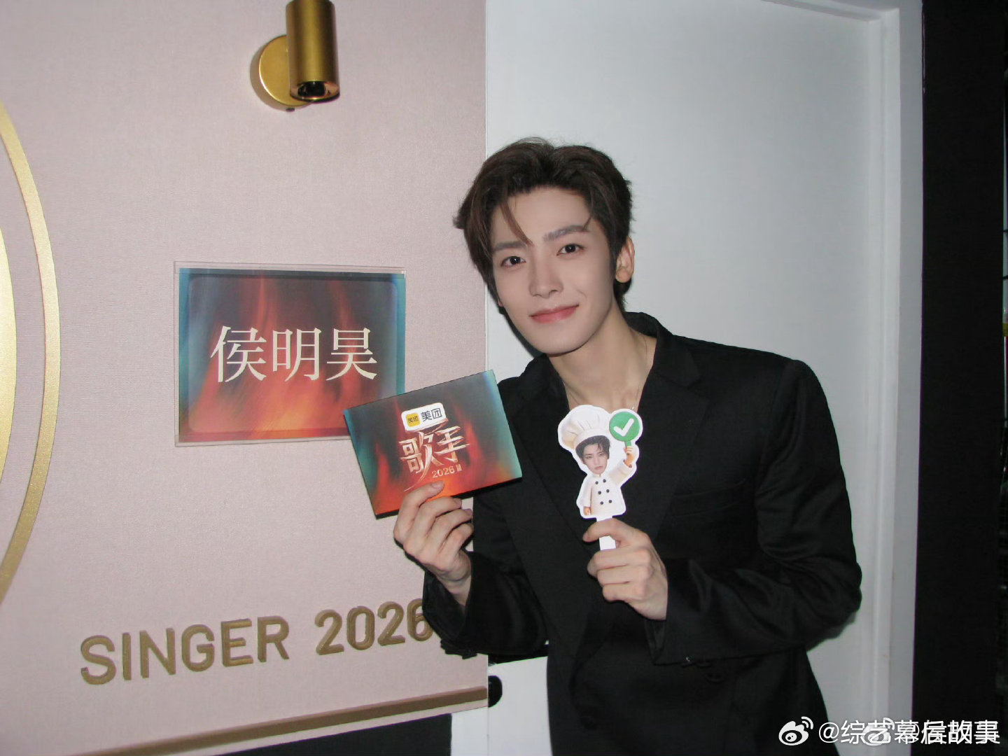 侯明昊歌手见活动见开机见侯明昊声带恢复中以后歌手舞台、线下活动、剧组开机全都能碰