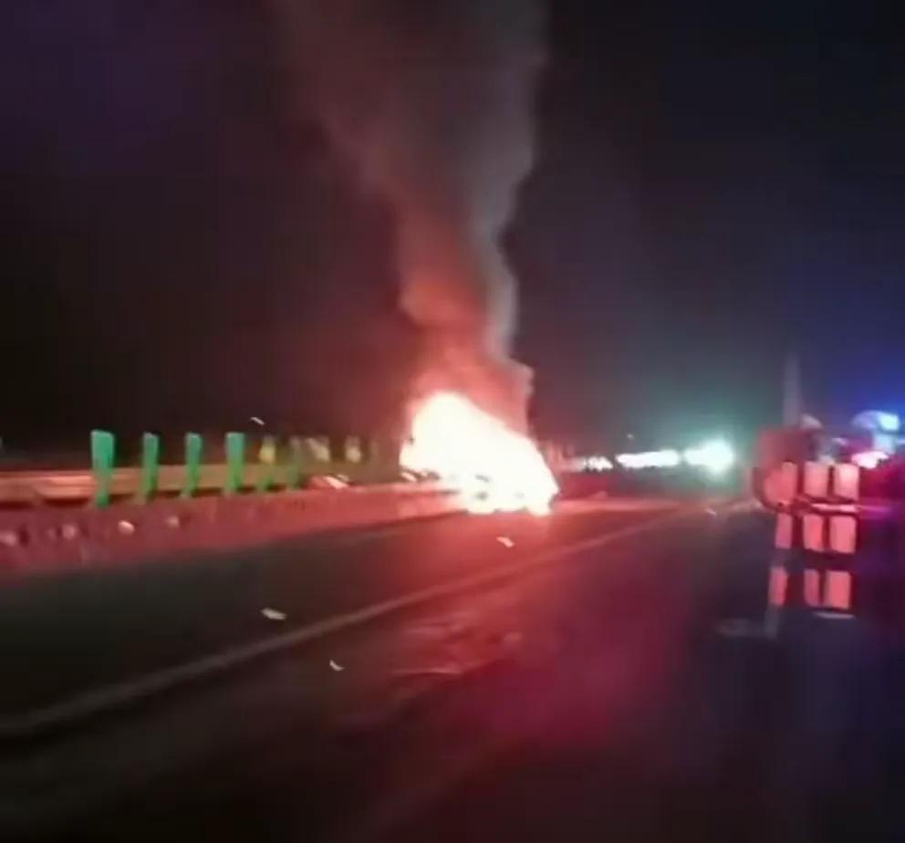 小米SU7燃爆事故，三个青春靓丽的女大学生被活活烧死？
网曝3月29日晚，一辆行