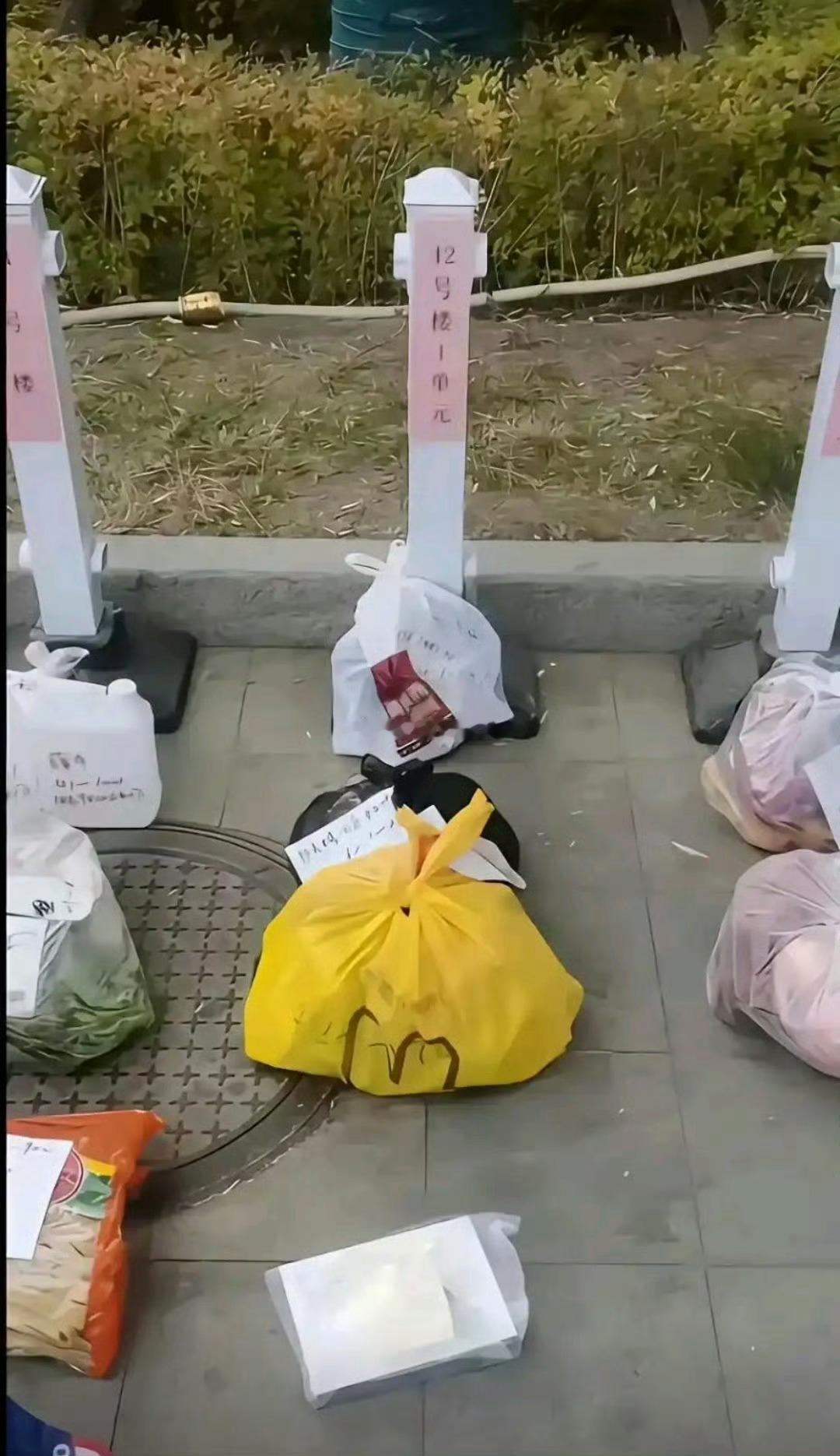 小区外卖不让进，物业整成这样，业主们不投诉吗 