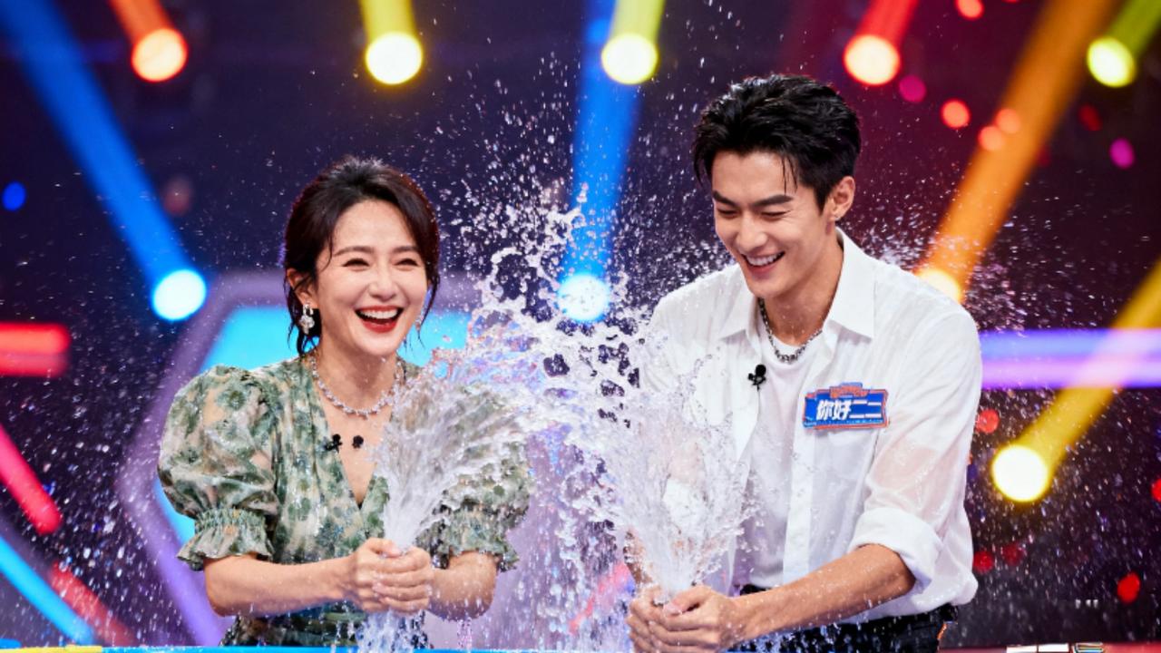 谢娜高铁偶遇王鹤棣！“显眼包姐弟”跨省同框，双11斗舞预定名场面
 
娱乐圈的奇