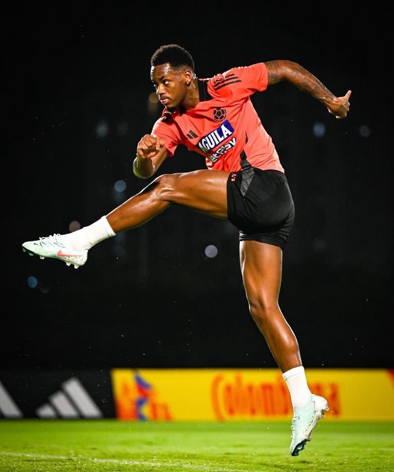 北京时间2月9日，俄超豪门圣彼得堡泽尼特官方宣布，哥伦比亚前锋约翰·杜兰以租借形