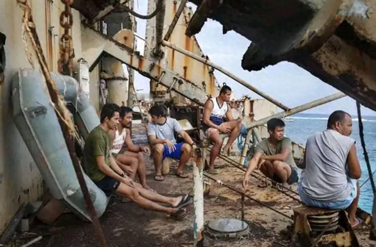 菲方这波“冲关”，从头到尾都是声势大、手脚软。

半月礁外海，几艘菲海警船关着A