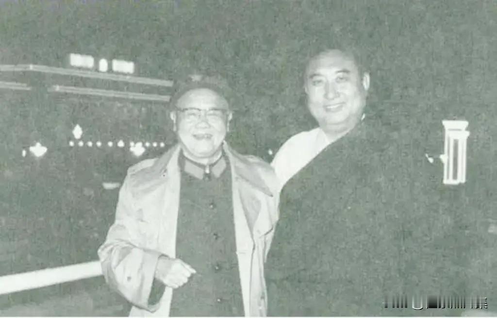 1984年国庆之夜，开国上将陈再道与十世班禅大师确吉坚赞并肩而立、笑容亲切的瞬间