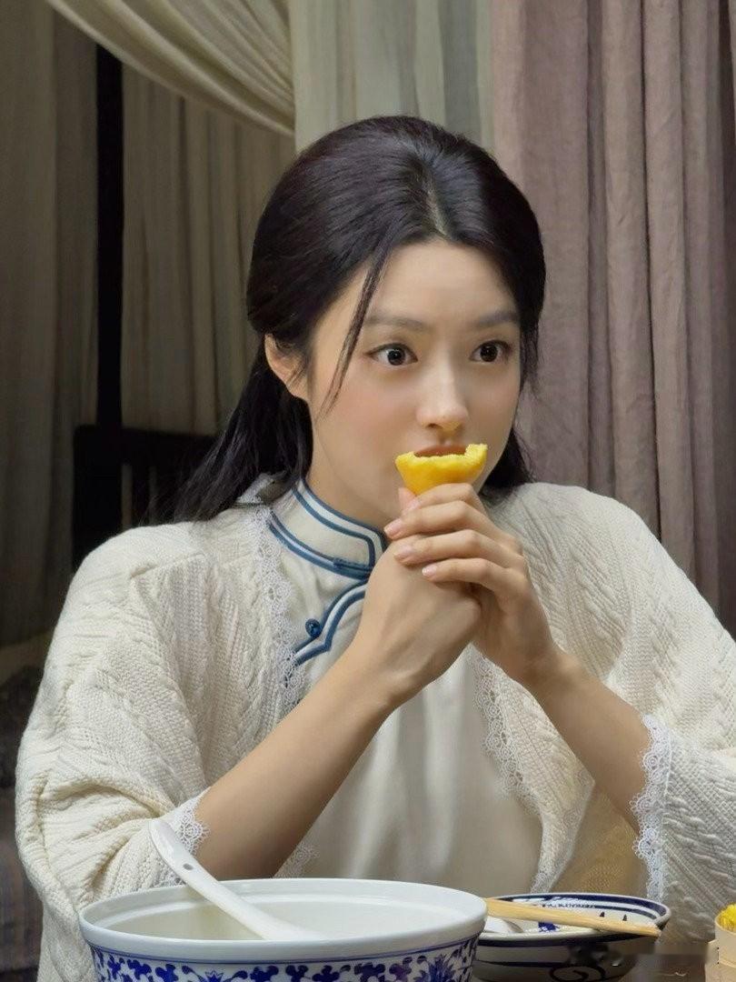 ❤️徐若晗最新片场剧照释出，民国造型清新灵动，片场干饭、晒太阳，一静一动，可爱鲜