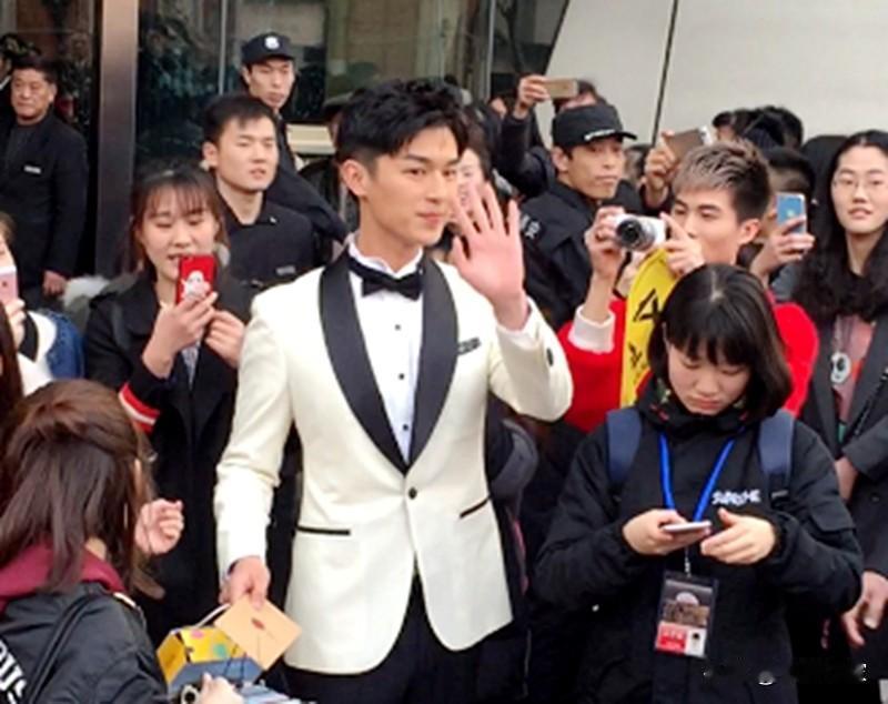 最近网上疯传杨旭文和陈若琳订婚的消息，这瓜可太炸裂了！先是有人爆料两人共同出席演