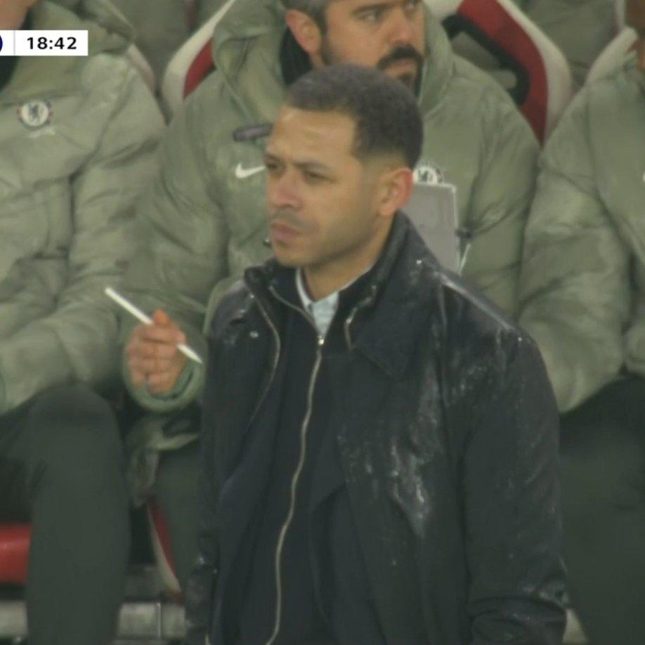 失散多年的兄弟？不戴眼镜的罗塞尼尔酷似德佩，完全是一个模子刻出来的😂