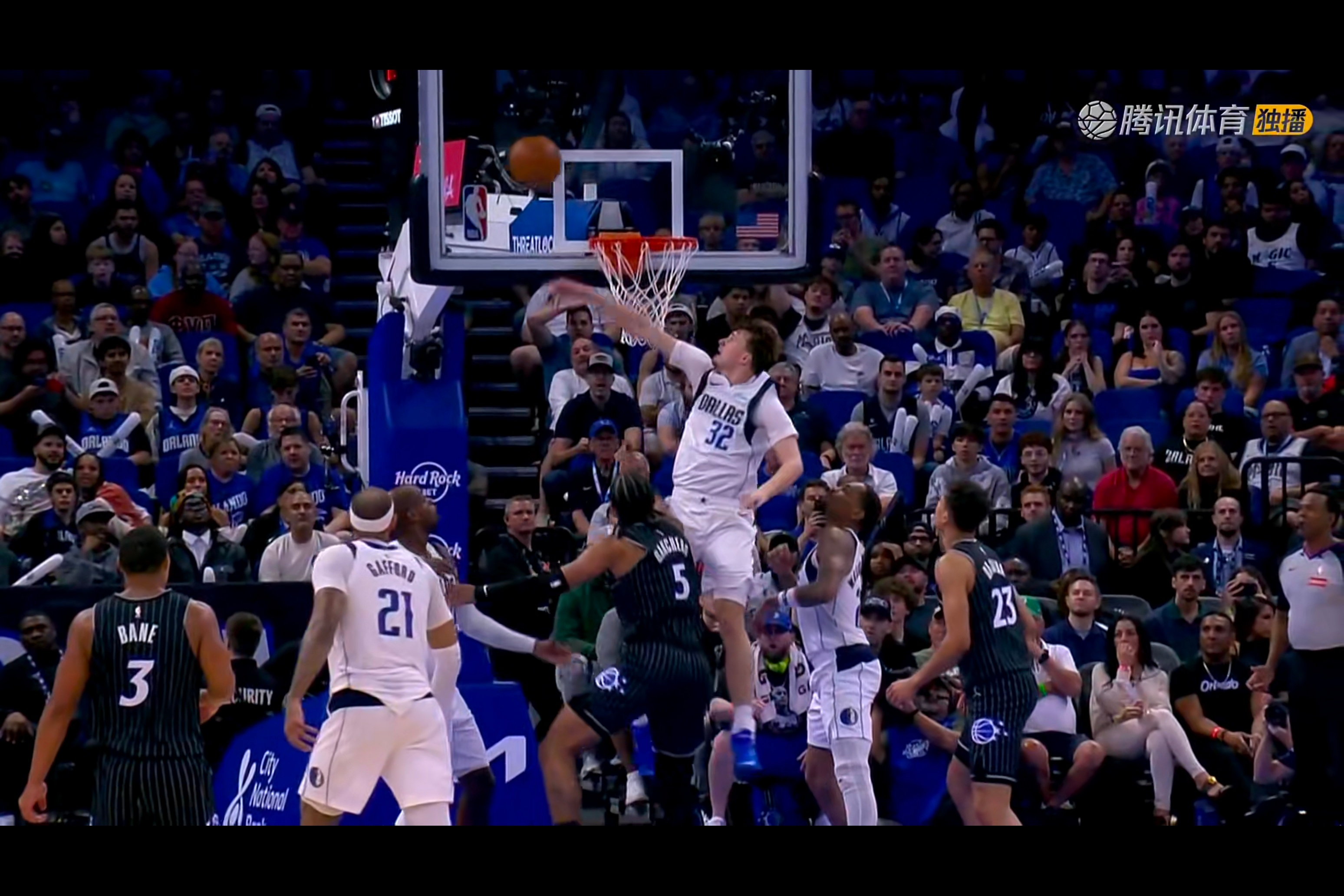 独行侠末节打出一波11-3弗拉格追身飞帽班凯罗nba