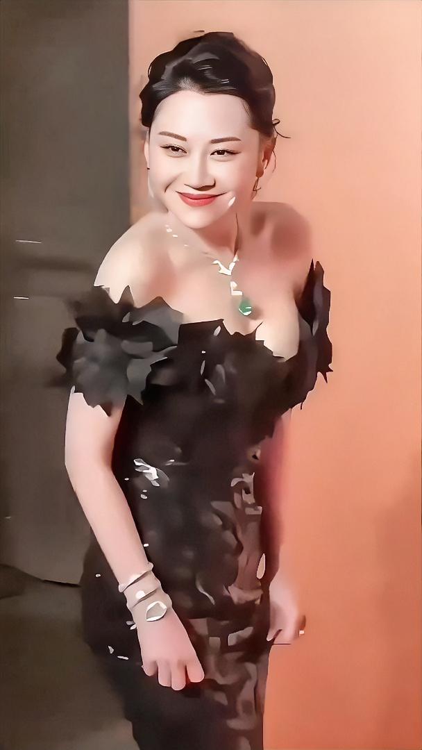 许晴这身黑裙造型，风情韵味直接拉满。

年轻时候妥妥的大美女，这么多年身上独有的