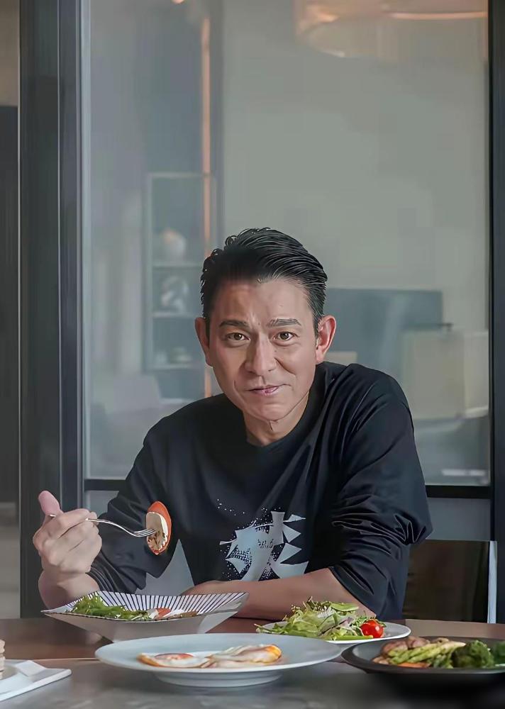 62岁的刘德华，拍电影票房血亏1.5亿，开演唱会却还玩命摔，天王这是图啥？
 