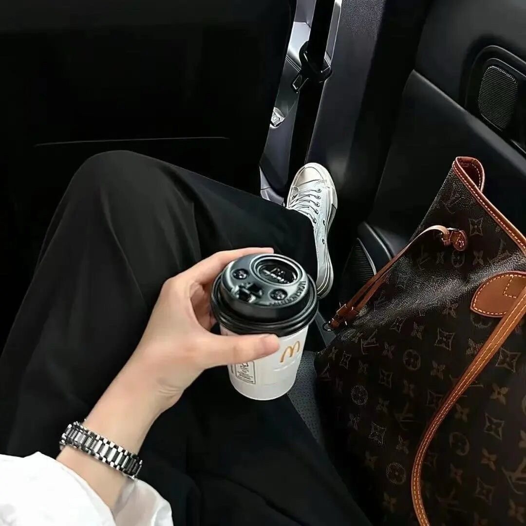 嫁不出去在我看来约等于学历高 有思想 大方且自信 ​​​