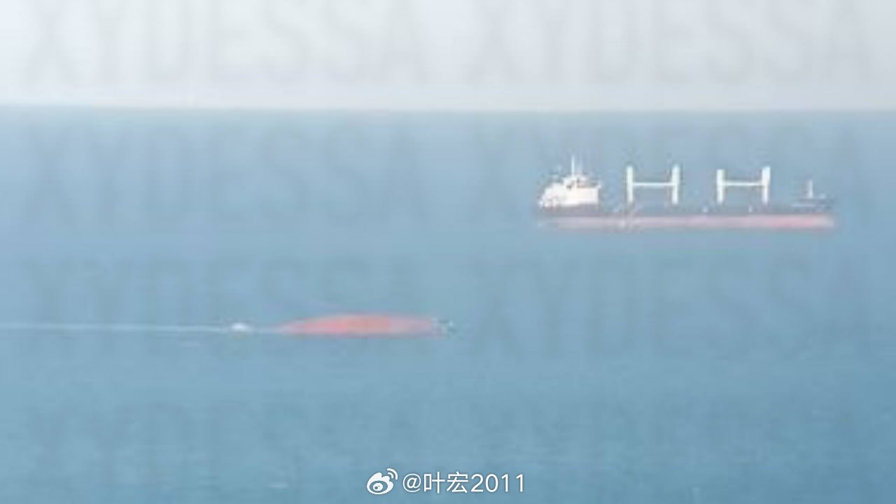 一条商船在乌克兰敖德萨港外被两枚俄“奥尼克斯”反舰导弹（P-800“缟玛瑙”）击