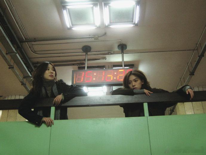 徐梦洁王晓赟子地下室文学有脸了 徐梦洁王晓赟子双女写真，昏黄地下通道成背景，妥妥