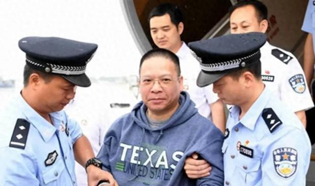 银行行长许超凡任职期间贪污近40亿，为了掩人耳目，她让妻子带着钱逃往美国和当地人