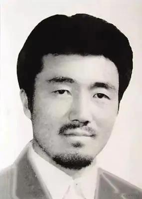 《生命树》中的多杰，起初肩负矿产勘探的任务。其实原型索南达杰最开始进可可西里，的