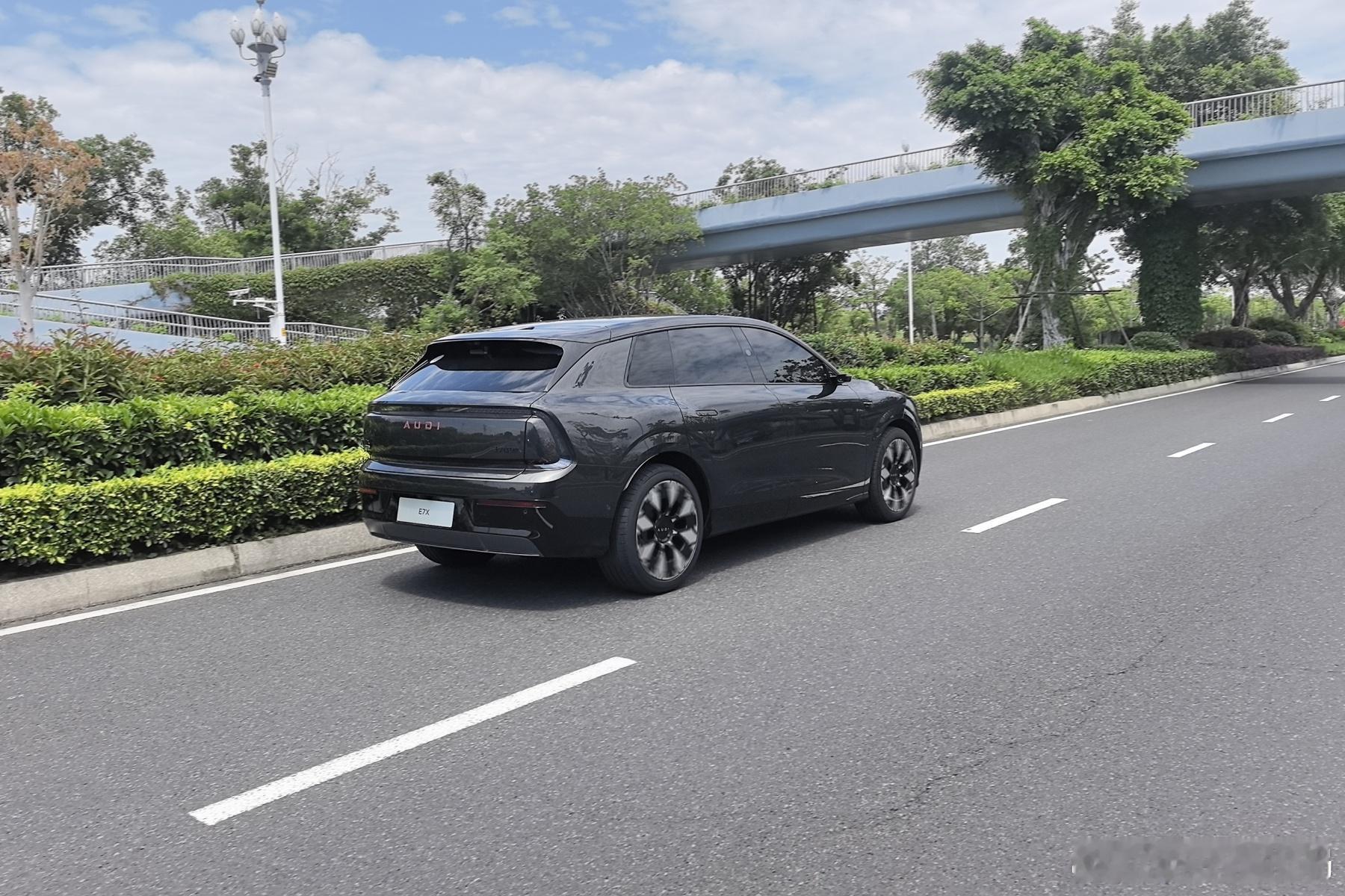 奥迪E7X价格 奥迪E7X是AUDI品牌首款SUV，我们在福州对其进行了深度试驾