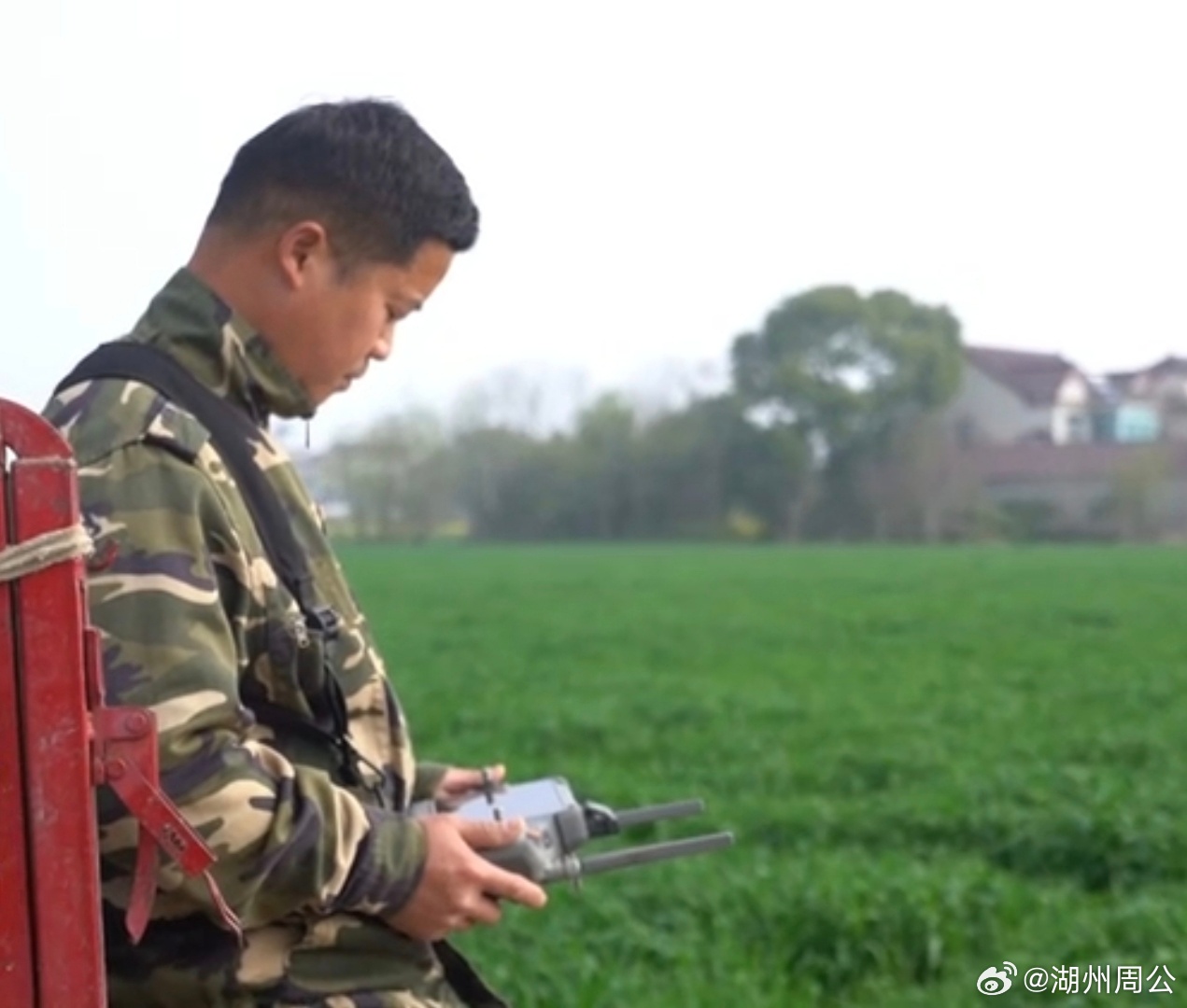 浙江一地黑科技守护粮仓  无人机播种+无人机施肥+无人机治虫，这玩意在以前是不敢