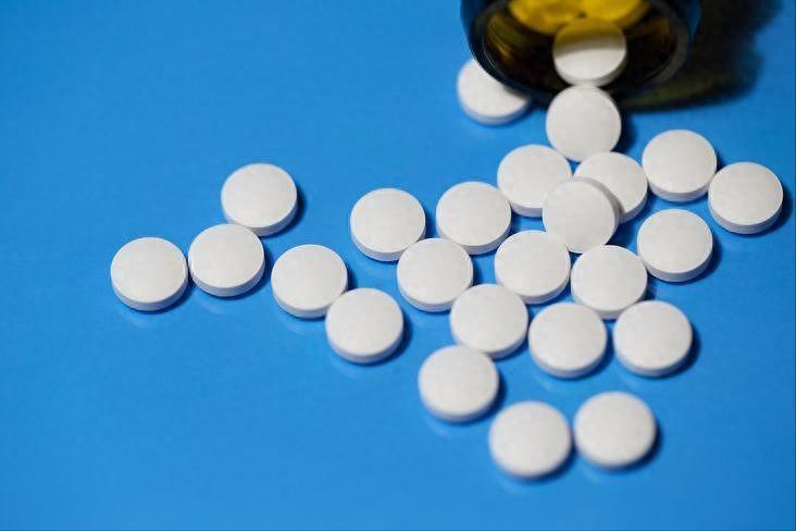 冠心病吃药太多不好？医生：核心药就2种，老人少吃药为好

很多冠心病患者拿到处方