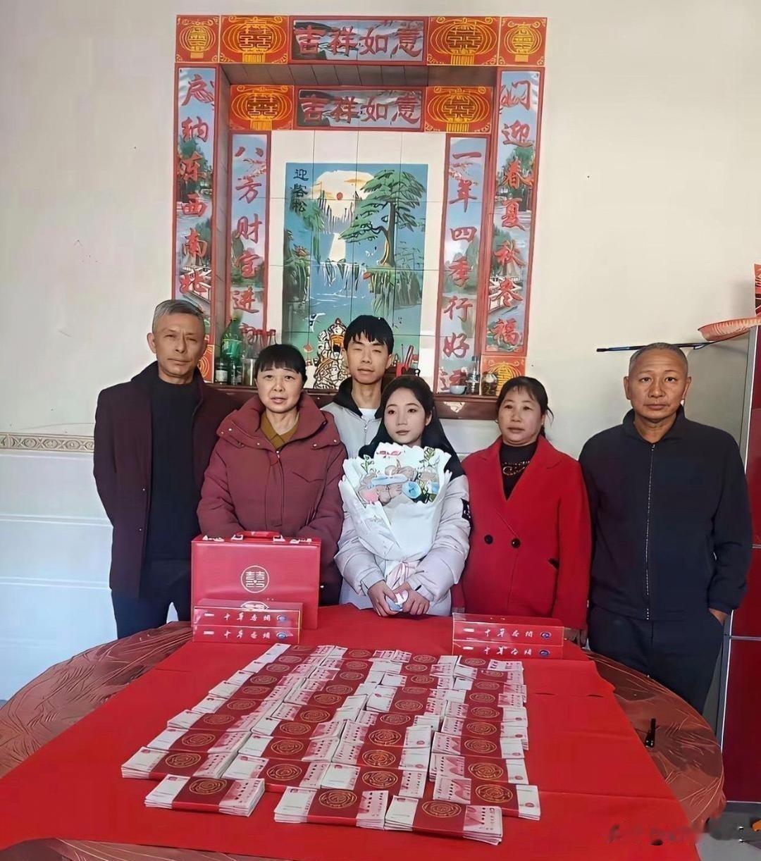 按理说，
订婚也是一件喜事，
为什么他们都不笑？
从照片来看像是农村的，你们知道