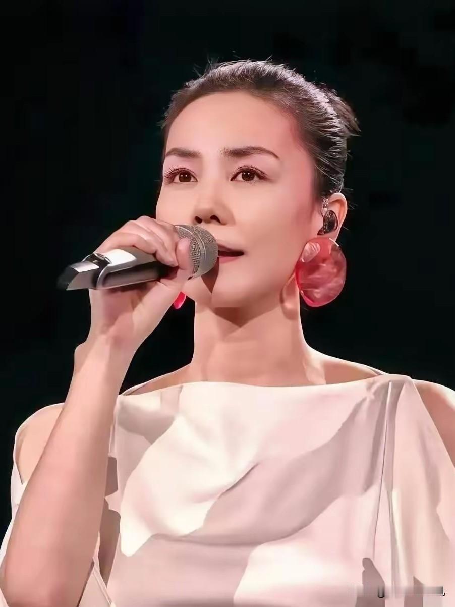 王菲估计不会再分手了。原因很简单，不是谢霆锋有多爱她，根本上来说，谢霆锋离不开王