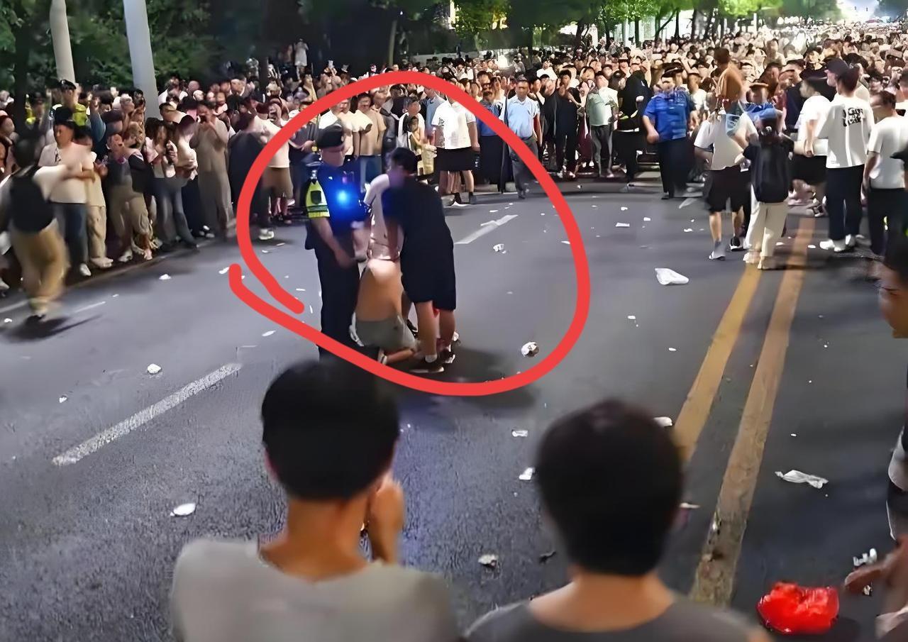 吴文斌做梦都不会想到，

他只是去看了场烟花，

不仅让舅舅挨了顿胖揍，自己的名