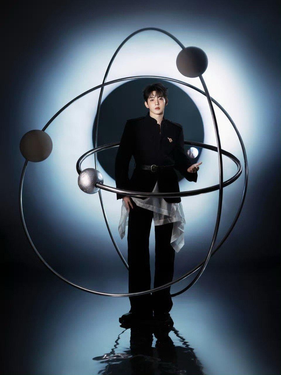 邓为断眉微博之夜出图 邓为星际时空大片来袭，好有未来感！断眉+腮红+黑西装好帅，