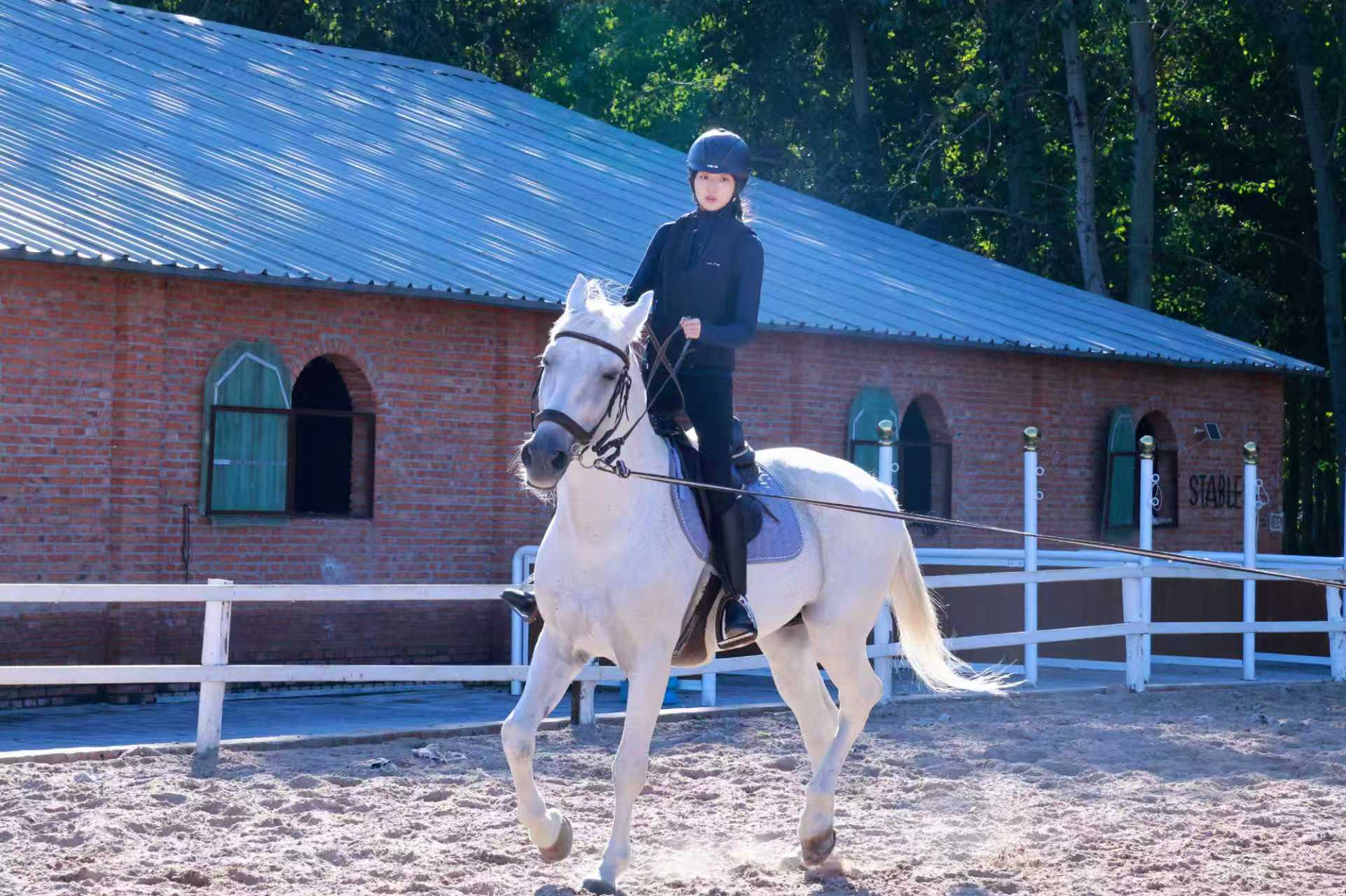 孙千马背上的花絮来啦！身骑白马的 好飒呀 