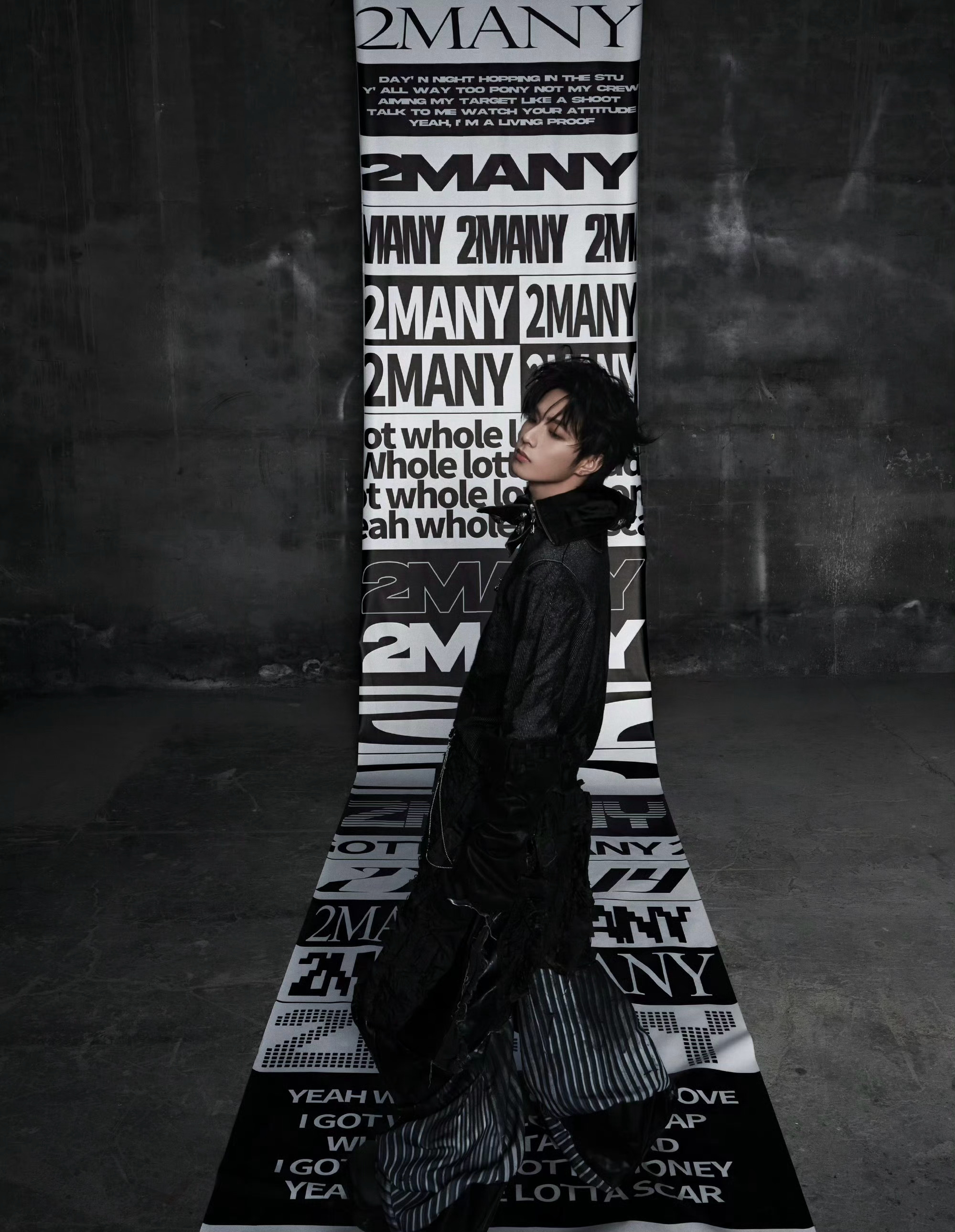 刘耀文全新单曲《2 MANY》上线，一组酷帅造型图集同步释出。黑色机能风外套以层