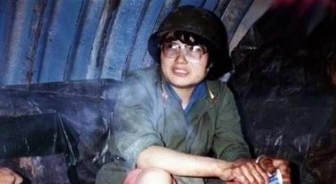 1987年老山战场，有个小战士身受重伤，医护人员将他衣服全部剪掉，一名女护士走过