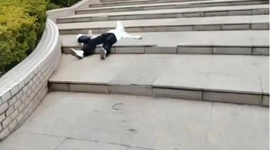 “看哭了！”河南郑州一公园里，3名保安巡逻时，发现一年轻女孩躺在地上，塑料袋套头