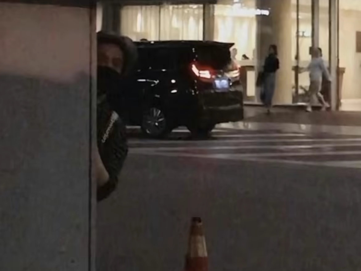 小薛就这样暗中观察谦丝: 