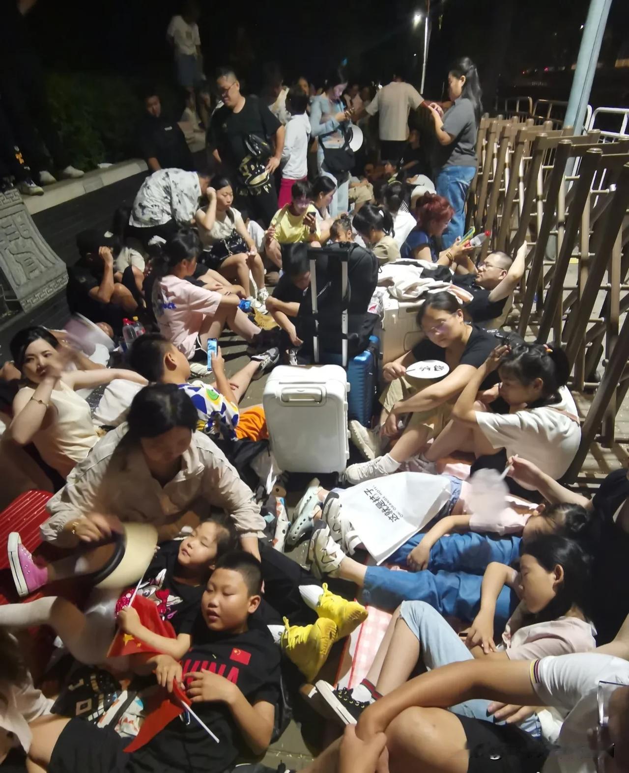 今天凌晨三点多在天安门广场等待升旗仪式的游客们。
由于起得太早，早早来到现场等排