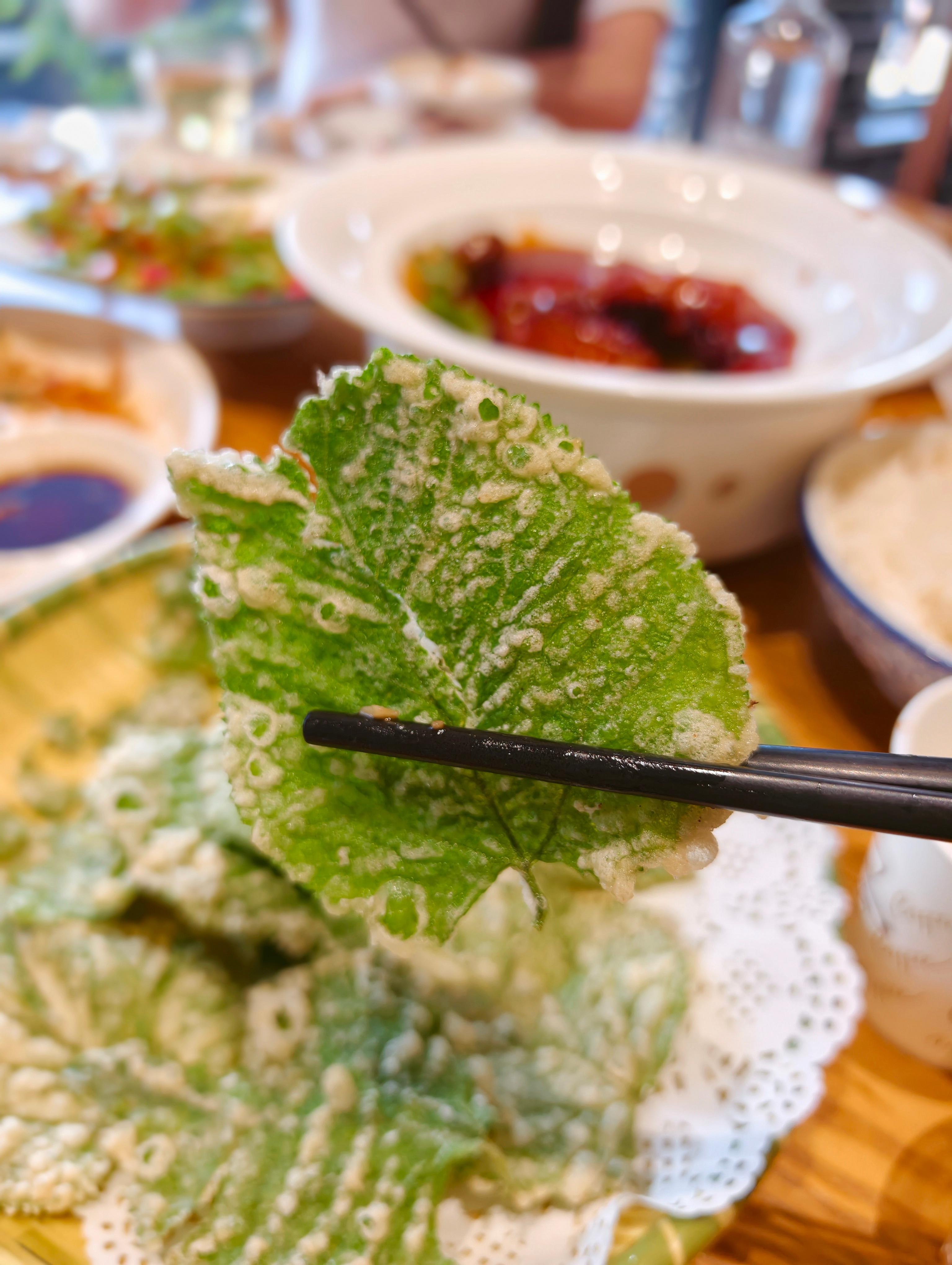 炸桑叶，都吃过没，口感有点像锅巴据说还能降血脂~ 