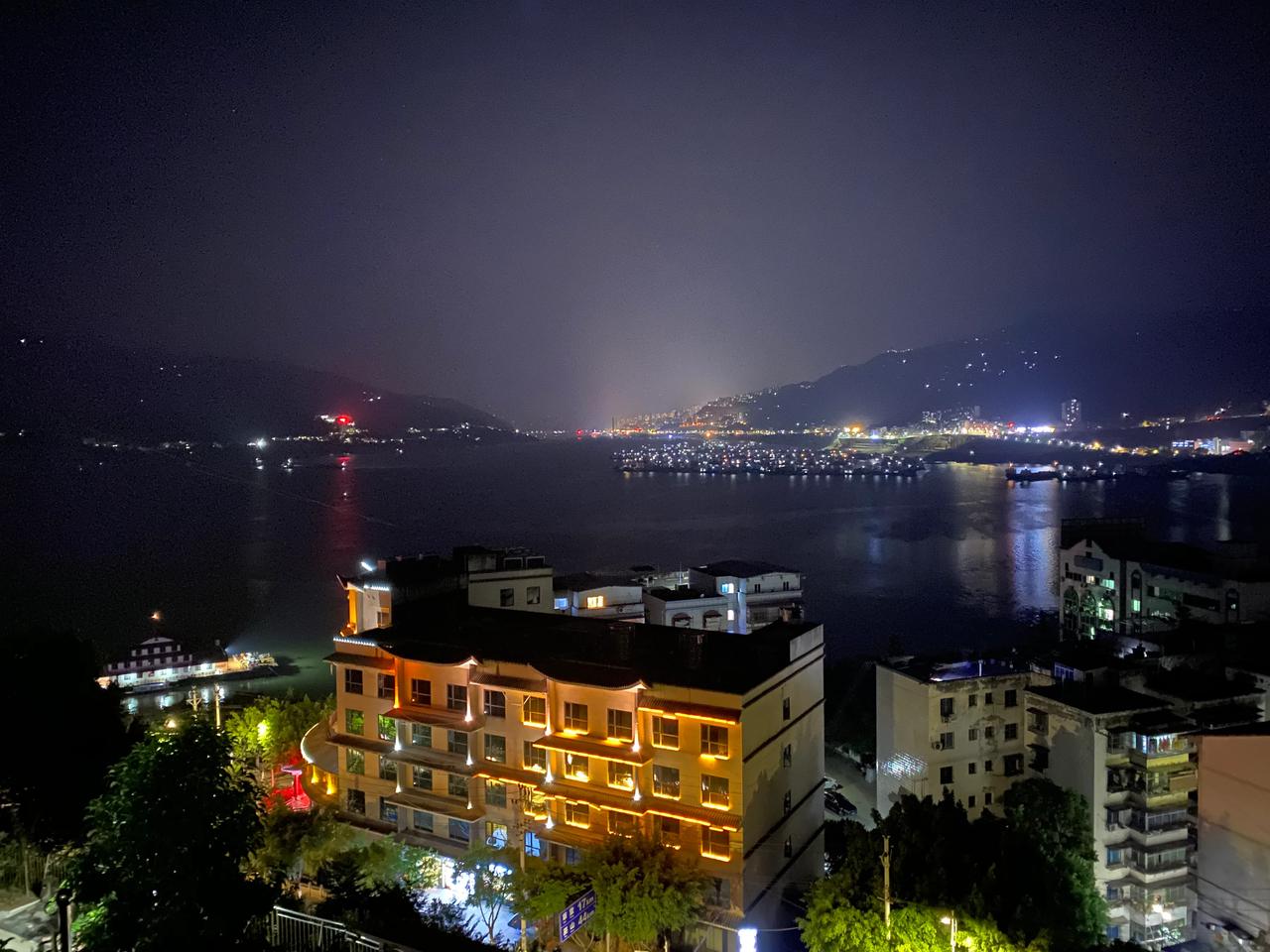 奉节住宿一晚。
9月28日夜晚：点点成片的渔火；
9月29日清晨：阳光明媚的江面