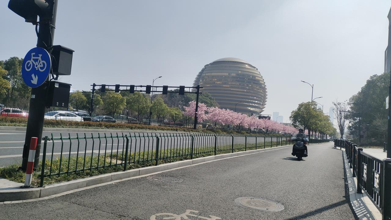 春日生活打卡季钱江新城，我又来啦。这么多年过去了，你依然那么光鲜亮丽，繁华似锦，