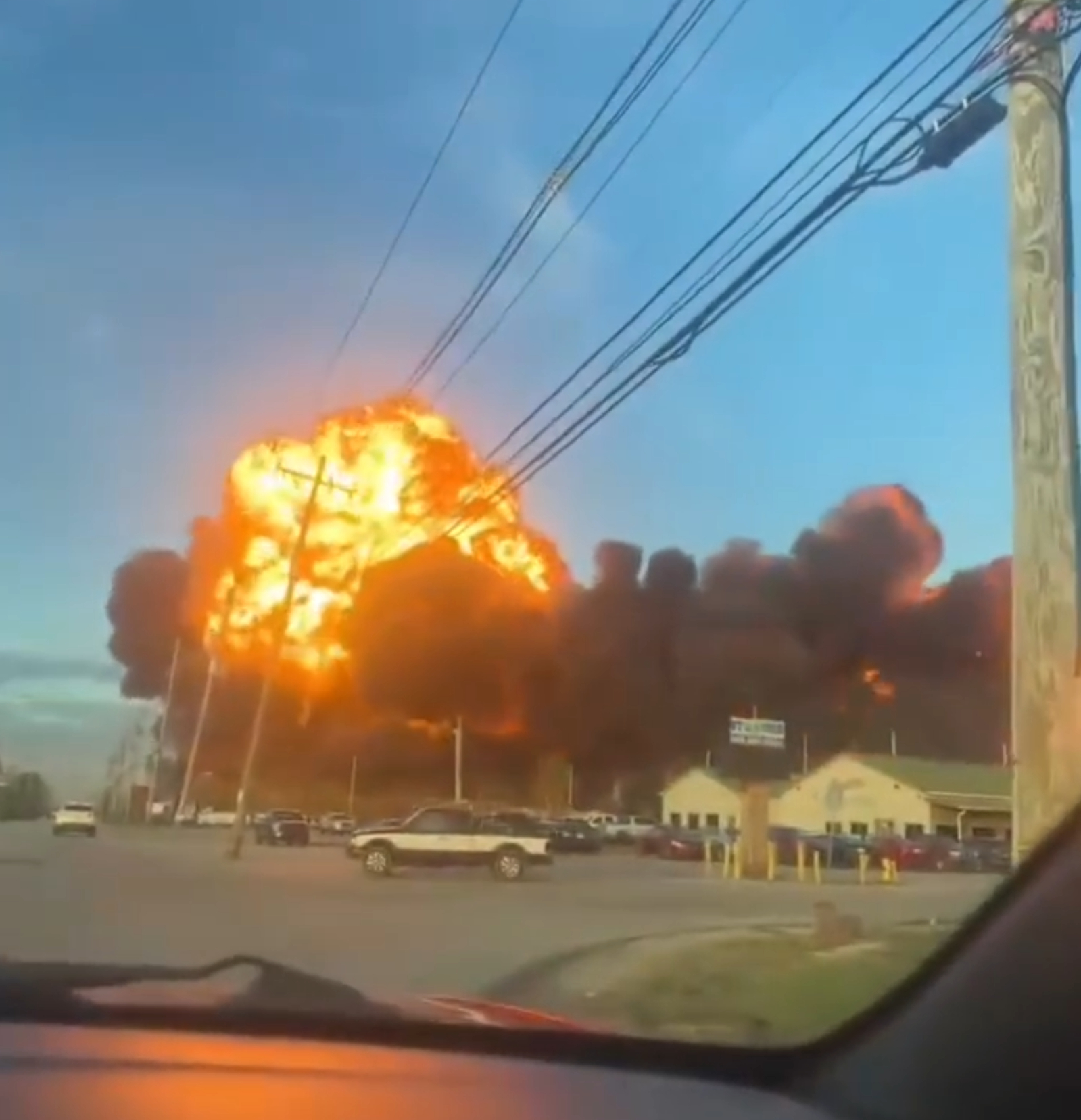 【美国联邦航空管理局证实联邦包裹服务一架飞机自肯塔基州起飞后坠毁】美国一机场发生