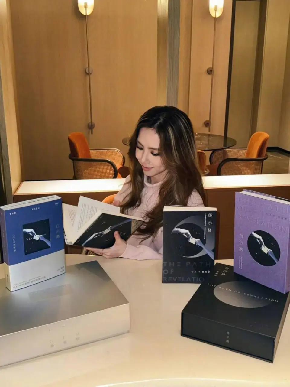 1月1号，第37届银河奖海选名单公布，邓紫棋的《启示路》居然挤进了最佳原创图书提