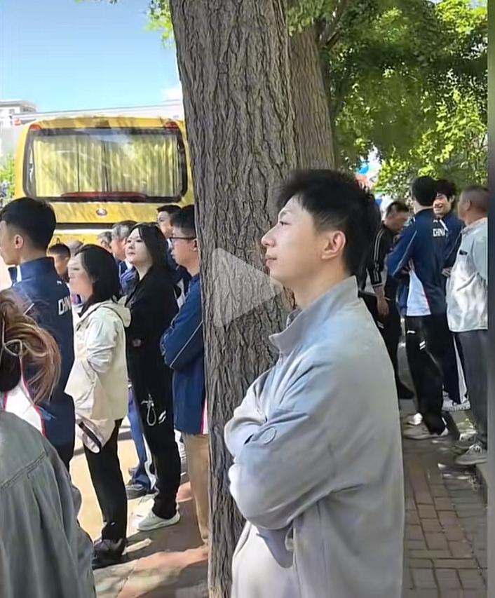 马龙送国乒将士出征伦敦世乒赛的眼神像老父亲—有担心，有期待，心情很复杂啊！
4月