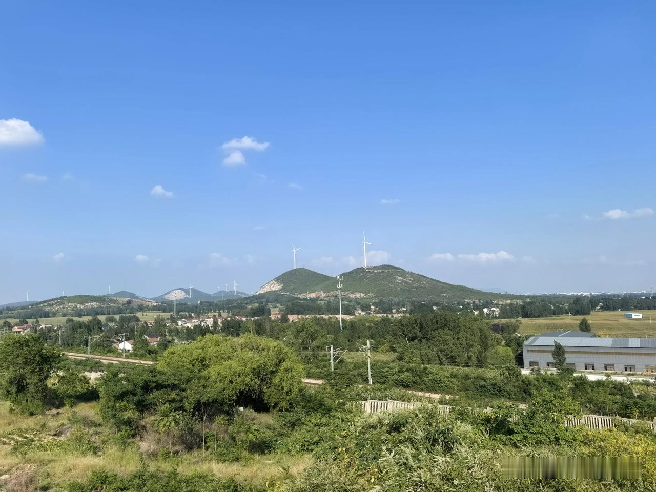 徐州北郊
天高云淡，
景色秀丽。
大风车在秋风中耸立，
连绵的群山，
舞动的大风