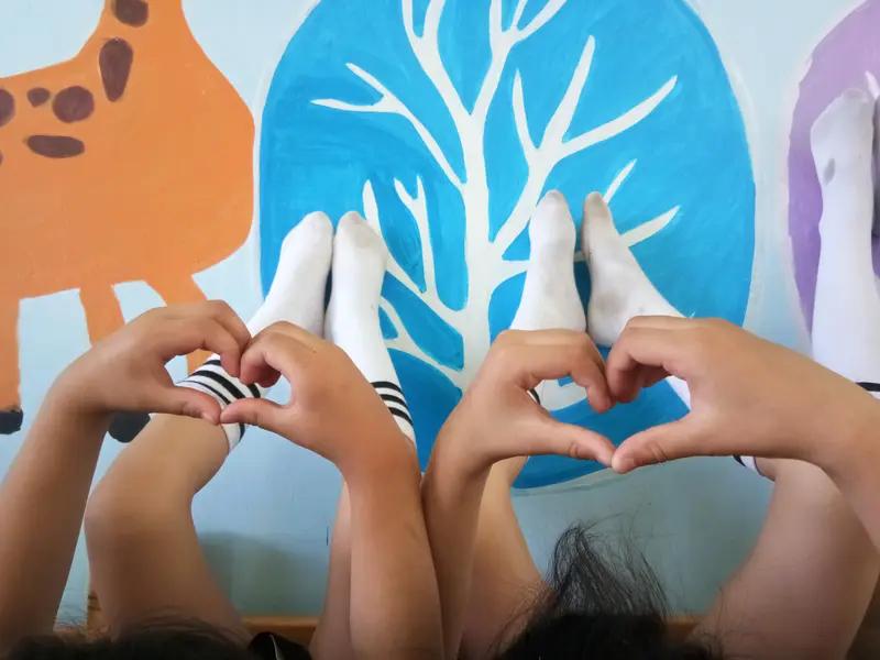 4月16日陕西西安，幼儿园午休时间老师睡过头，被几个小朋友叫起床，＂老师起床啦＂