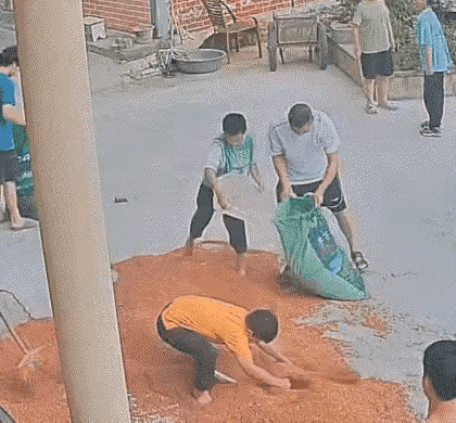 “这就是农村人特有的人情味！”贵州仁怀，男子带母亲去医院看病，让两个孩子守着晒在