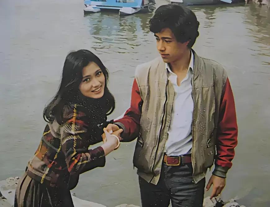 这张照片拍摄于80年代，林芳兵和这位帅哥，手牵手漫步在宁静的湖边，共享浪漫时光。
