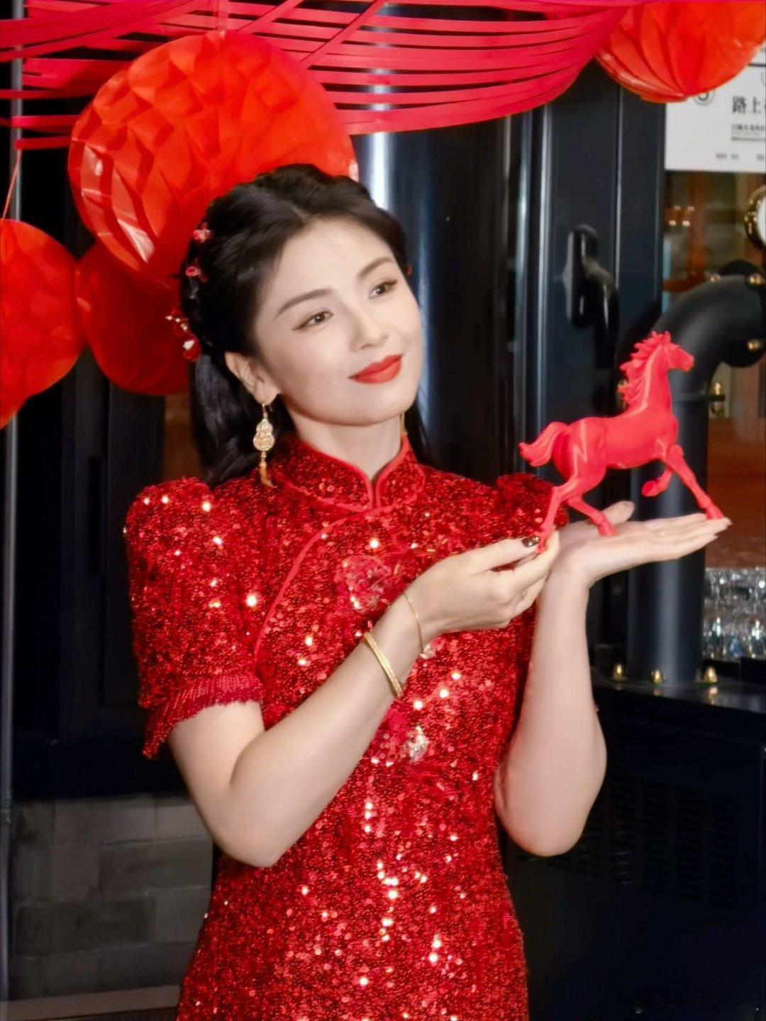 哇塞！2026央视马年春晚马上来咯，刘涛小姐姐要穿着M ESSENTIAL特别定