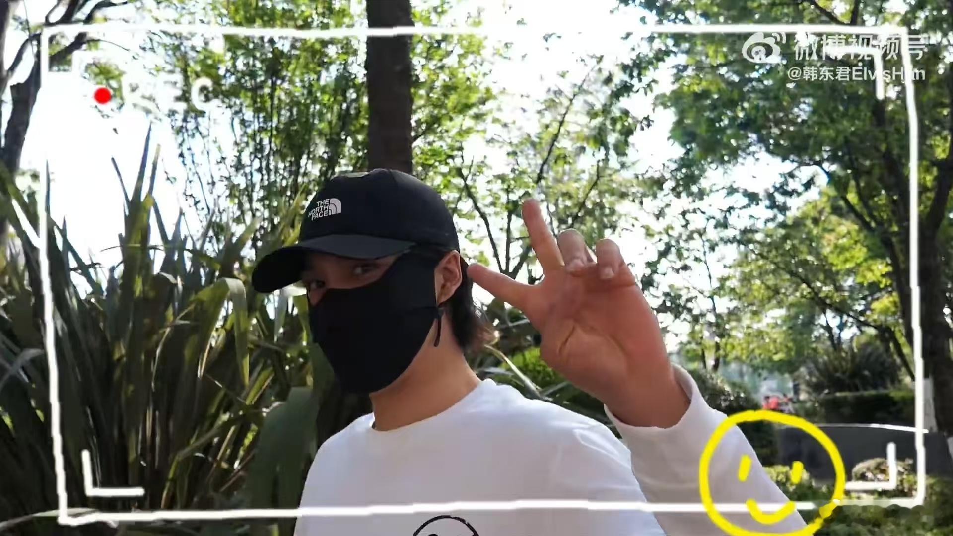 韩东君云南游玩 视频里他吃的那顿晚饭看起来好有烟火气，坐在路边小馆子里，旁边是普