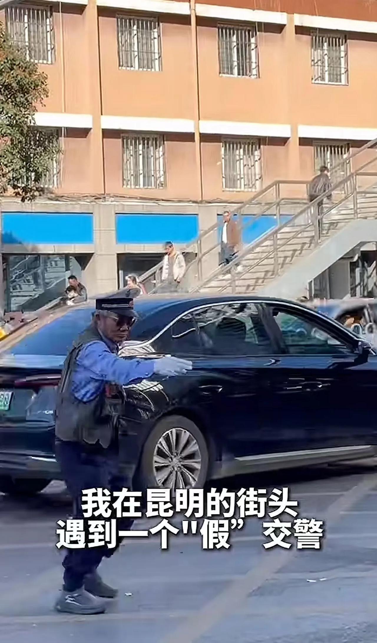看哭了！昆明，女生在街头看到一位大爷假扮交警指挥交通，可路上的行人和车辆居然都乖